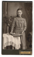 Fotografie Carl Bock, Anklam, Junges Mädchen Im Modischen Kleid  - Anonymous Persons