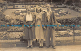 R081064 Two Women And Man. Floral Clock. Unknown Place. Old Photography. Postcar - Monde