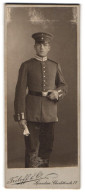 Fotografie Triloff & Co., Berlin-Spandau, Charlottenstrasse 17, Soldat In Gardeuniform Mit Schirmmütze  - Anonyme Personen