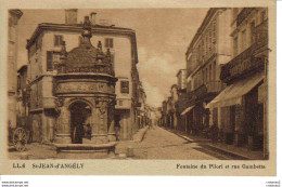 17 SAINT JEAN D'ANGELY N°6 Fontaine Du PILORI Et Rue Gambetta Magasin Nouveautés VOIR DOS Et Flamme En 1955 - Saint-Jean-d'Angely