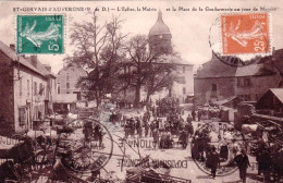 63 - Puy De Dome -SAINT-GERVAIS-d' AUVERGNE - L' Eglise, La Mairie Et La Place De La Gendarmerie Un Jour De Marché - Saint Gervais D'Auvergne