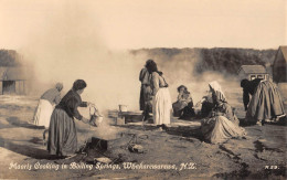 CPA AUSTRALIE / NOUVELLE ZELANDE / MAORIS COOKING IN BOILING SPRINGS / WAKAREWAREWA - Autres & Non Classés