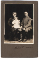 Fotografie R. Göring, Oebisfelde, Gestandener Soldat In Uniform Mit Frau Und Kind  - Anonyme Personen