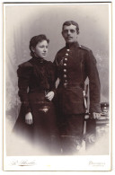 Fotografie R. Stanke, Dresden, Uhlandstrasse 6, Junger Soldat Mit Schnauzer In Uniform Mit Bajonett Und Seiner Frau  - Anonyme Personen