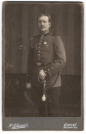 Fotografie P. Strnad, Erfurt, Neuwerk-Strasse 9, Unteroffizier Mit Zwicker In Uniform Mit Schützenschnur Mit Säbel  - Anonymous Persons