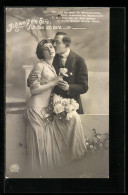 Foto-AK R & K / L Nr. 4825/5: Mann Küsst Frau Auf Die Wange, Blumenstrauss  - Photographie