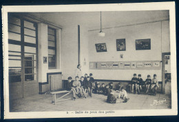 Cpa Du 44 Nantes Groupe Scolaire De Longchamp N° 5 Salle De Jeux Des Petits  - Sainte Thérèse   MAI24-11 - Nantes