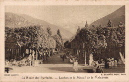 31 LUCHON LE SQUARE ET LE MASSIF DE LA MALADETTA  CHEMINS DE FER DU MIDI - Luchon