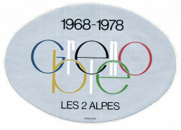 Autocollant LES 2 ALPES 10ème Anniversaire Des X° Jeux Olympiques D'Hiver De Grenoble 1968 Olympic Games 68 - Sonstige & Ohne Zuordnung