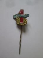 Insigne Hongrie:1er Mai 1950,taille=18 X 17 Mm/Hungary Badge May 1,1950,size=18 X 17 Mm - Autres & Non Classés