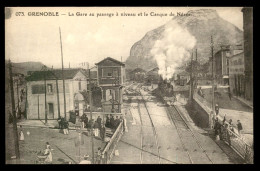 38 - GRENOBLE - TRAIN EN GARE DE CHEMIN DE FER AU PASSAGE A NIVEAU ET LE CASQUE DE NERON - Grenoble