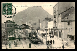 38 - GRENOBLE - TRAIN EN GARE DE CHEMIN DE FER AU PASSAGE A NIVEAU ET LE CASQUE DE NERON - Grenoble