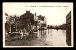 92 - SEVRES - INONDATIONS DE 1910 - LA RUE TROYON - EDITEUR ROSE - Sevres