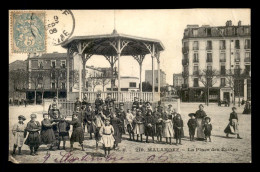 92 - MALAKOFF - PLACE DE L'ECOLE - ENFANTS DEVANT LE KIOSQUE DE MUSIQUE - VOIR ETAT - Malakoff