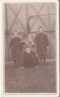 Photo C D V  Portrait Groupe De Quatre Frères Dont Un Jouant De La Flute Photo Anonyme    Réf 30452 - Identified Persons