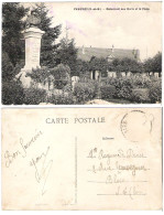 77 - FAVIERES - Monument Aux Morts Et Place - Autres & Non Classés