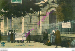 65.  LOURDES .  Les Robinets .  CPA Animée . - Lourdes