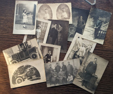 Lot De 13 Cartes Postales - Photos Anciennes : Personnages/Voitures - Unclassified