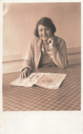 Social History Souvenir Vintage Photo Postcard Elegant Woman Reading - Photographie