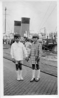 Photo Vintage Paris Snap Shop -enfant Bateau Cheminée Port Dock - Anonyme Personen