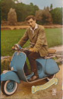 MAN MET SCOOTER VESPA - Motorbikes