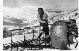 Photo Vintage Paris Snap Shop - Femme Auto-sky Neige Montagne  - Autres & Non Classés