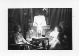 Photo Vintage Paris Snap Shop -famille Lumière Light Lampe  - Anonymous Persons