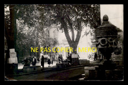 TOURVES (VAR) - FONTAINE PLACE DE L'HOTEL DE VILLE - AFFICHES : PARTI SOCIALISTE SFIO - PARTI COMMUNISTE - FORMAT 9X14  - Plaatsen