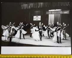 #21   LARGE PHOTO - MAN AND WOMAN DANCE - DANCING IN POLISH NATIONAL  COSTUMES - POLAND - Anonieme Personen