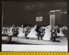 #21   LARGE PHOTO - MAN AND WOMAN DANCE - DANCING IN POLISH NATIONAL  COSTUMES - POLAND - Anonyme Personen