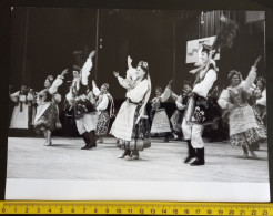 #21   LARGE PHOTO - MAN AND WOMAN DANCE - DANCING IN POLISH NATIONAL  COSTUMES - POLAND - Anonymous Persons