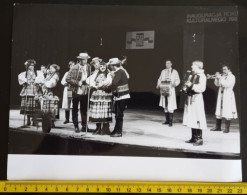#21   LARGE PHOTO - MAN AND WOMAN DANCE - DANCING IN POLISH NATIONAL  COSTUMES - POLAND - Anonyme Personen