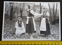 #21   LARGE PHOTO -  WOMAN DANCE - DANCING IN POLISH NATIONAL  COSTUMES - POLAND - Personnes Anonymes