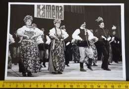 #21   LARGE PHOTO -  MAN AND WOMAN DANCE - DANCING IN POLISH NATIONAL  COSTUMES - POLAND - Personnes Anonymes