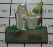 1818B  Pin's Pins / Beau Et Rare / BOISSONS / BOUTEILLE DE CHAMPAGNE DANS UN SEAU A GLACE - Boissons