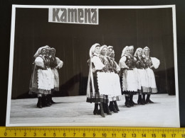 #21   LARGE PHOTO -   WOMAN DANCE - DANCING IN POLISH NATIONAL  COSTUMES - POLAND - Anonyme Personen