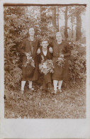 Social History Souvenir Real Photo Family In Nature Flower Bouquet - Photographie