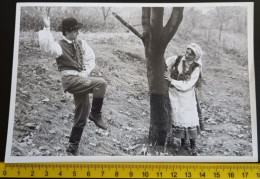 #21   LARGE PHOTO -  MAN AND WOMAN  DANCE - DANCING IN POLISH NATIONAL  COSTUMES - POLAND - Anonieme Personen