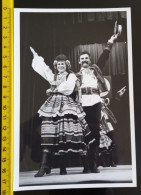 #21   LARGE PHOTO -  MAN AND WOMAN  DANCE - DANCING IN POLISH NATIONAL  COSTUMES - POLAND - Personnes Anonymes