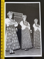 #21   LARGE PHOTO -   WOMAN  DANCE - DANCING IN POLISH NATIONAL  COSTUMES - POLAND - Anonyme Personen