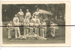 Carte Photo .CPA. Militaire. Soldats Qui Posent Pour La Photo Devant Un Véhicule Militaire - Fotografie