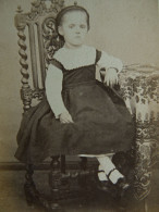 Photo CDV Thiebault à Gien  Petite Fille Assise  Robe Chasuble Sec. Emp. CA 1865-70 - L442 - Ancianas (antes De 1900)