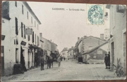 Cpa, 24 DORDOGNE, GARDONNE La Grande Rue, Animée, Attelage, Plaque Publicité Chocolat Menier, éd MORANGE,écrite En 1906 - Other & Unclassified