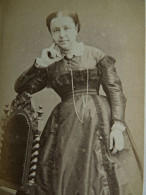 Photo CDV Neveu Paris  Femme Accoudée Sur Le Dossier D'une Chaise  Robe Avec Dentelle Sec. Emp. CA 1865 - L442 - Ancianas (antes De 1900)