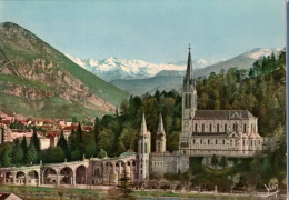 LOURDES - La Basilique. Au Fond, Les Pyrénées - Lourdes