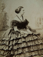 Photo Cdv A. Ken à Paris - Femme à La Superbe Robe, Noblesse Second Empire, Dédicace Au Dos, Circa 1865 L442 - Antiche (ante 1900)