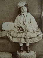 Photo Cdv Anonyme, Humoristique , Fillette Endormie à L'église Pendant Les Litanies, Circa 1865 L442 - Alte (vor 1900)