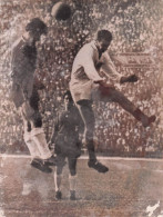 FOOTBALL  COUPE DU MONDE 1962 CHILI CONTRE YOUGOSLAVIE POUR LA 3èm PLACE ICI CRUZ ET SVINJAREC PHOTO 24X16CM - Sporten