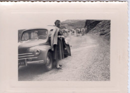 PHOTO-ORIGINALE-  UNE JEUNE FEMME DEVANT L' AUTOMOBILE VOITURE ANCIENNE RENAULT 4 CV 1955 - Auto's