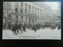 LA MANIFESTATION DU 1er MAI A PARIS                                DEVANT LA BOURSE DU TRAVAIL - Lots, Séries, Collections